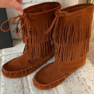 ~Minnetonka 2-Layer Fringe Moccasin~